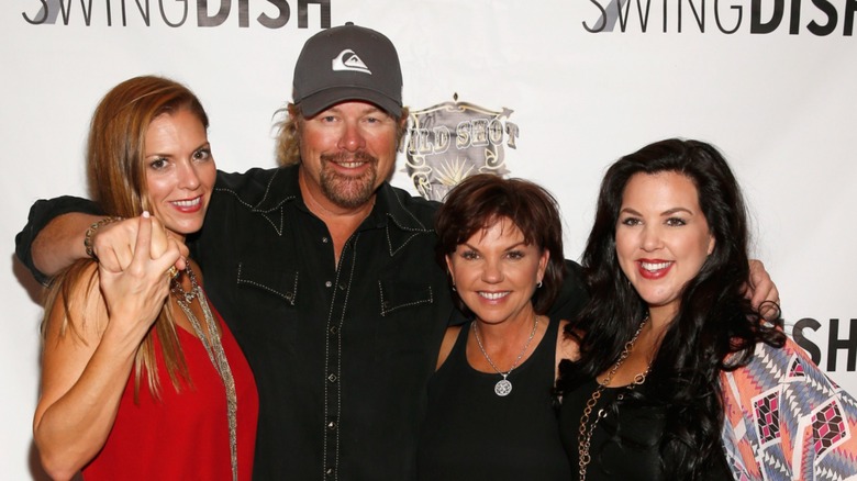 Shelley Covel Rowland, Toby Keith, Tricia Lucus Covel, Krystal Keith smiling