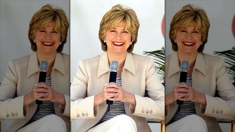 Jane Pauley smiling and holding a microphone around the time of her daytime talk show