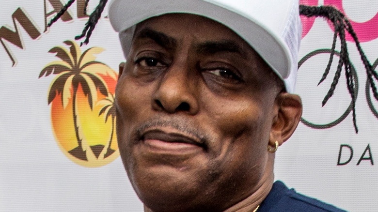 Coolio poses on the red carpet