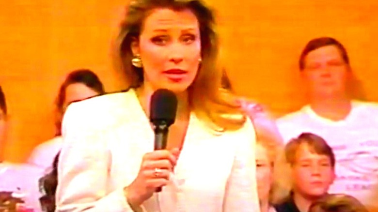 Faith Daniels surrounded by the audience on her show "A Closer Look" in 1992