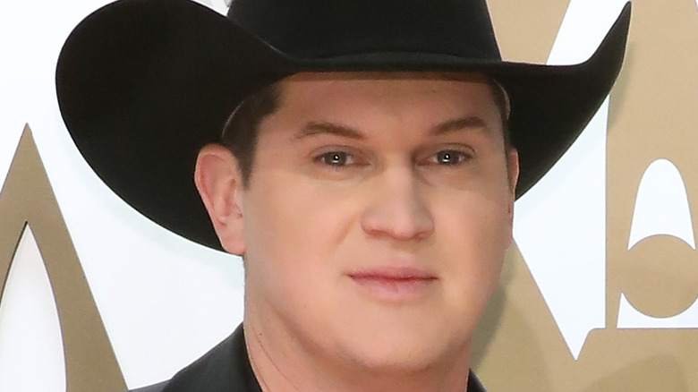 Jon Pardi posing on red carpet