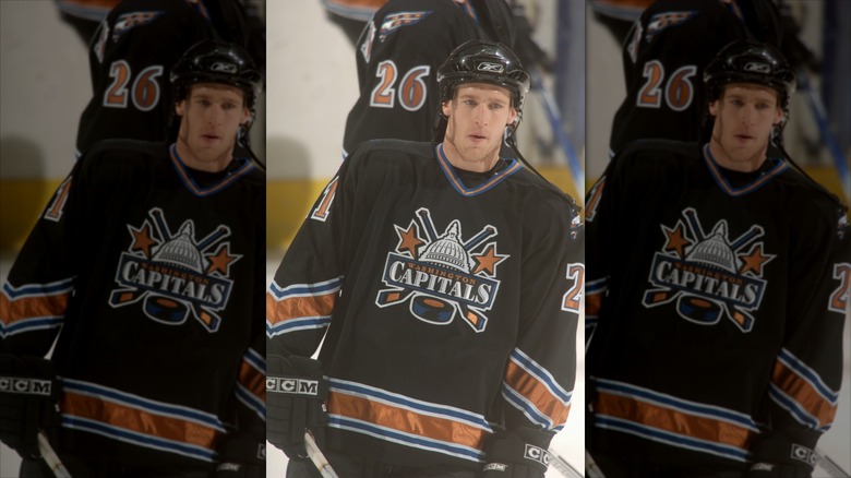 Brooks Laich in a Washington Capitals uniform on ice rink