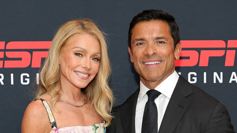 Mark Consuelos and Kelly Ripa posing on a red carpet