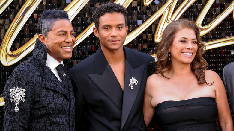 Jaafar Jackson between his parents, Jermaine Jackson and Alejandra Oaziaza at the Michael premiere