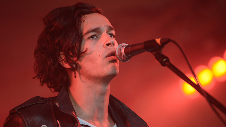 Matt Healy singing into a mic