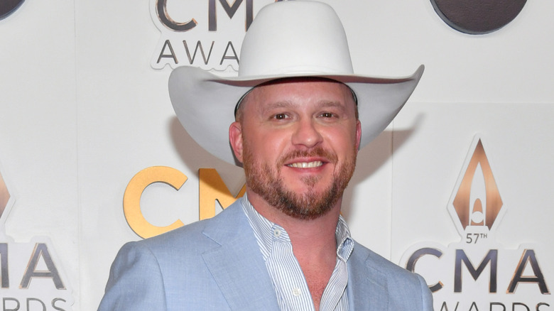 Cody Johnson in a white cowboy hat 