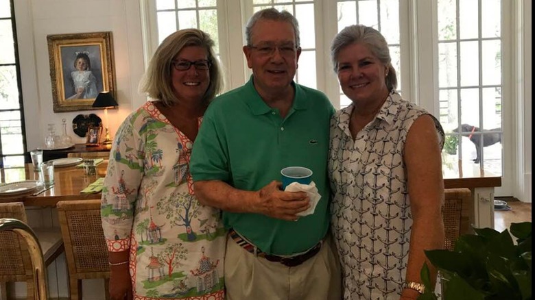 Maggie Murdaugh in colorful top and glasses with dad in green shirt and sister in sleeveless blouse
