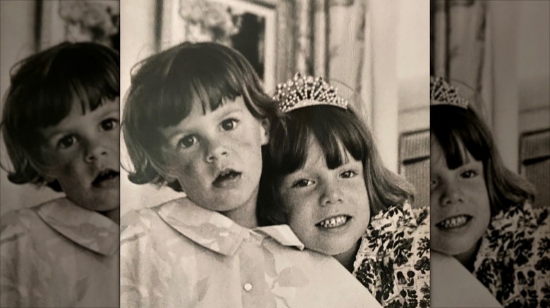 Jamie Lee Curtis (L) and her sister Kelly (R) in a sweet throwback pic of the sisters where Kelly wears a crown