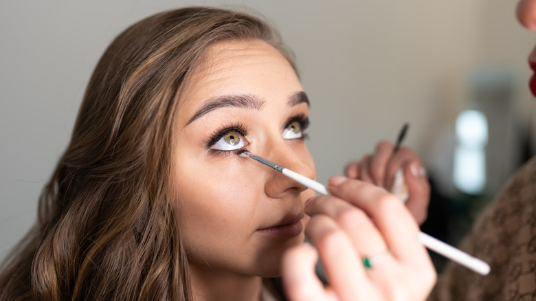 eyeliner brush, applying eyeliner with brush