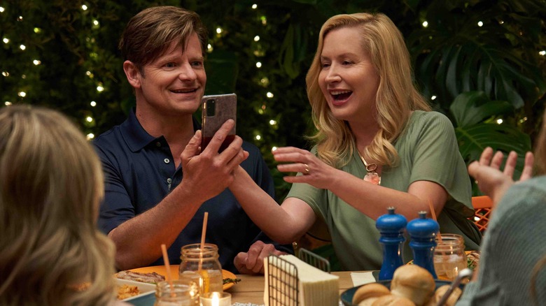 (L-R) Angela Kinsey as Helaine Kreyman, Ava Michelle as Jodi Kreyman, Steve Zahn as Richie Kreyman