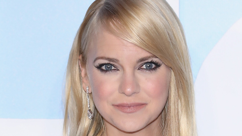Anna Faris poses on the red carpet