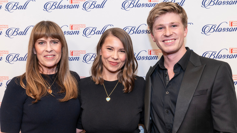 Terri Irwin, Bindi Irwin, and Robert Irwin smiling