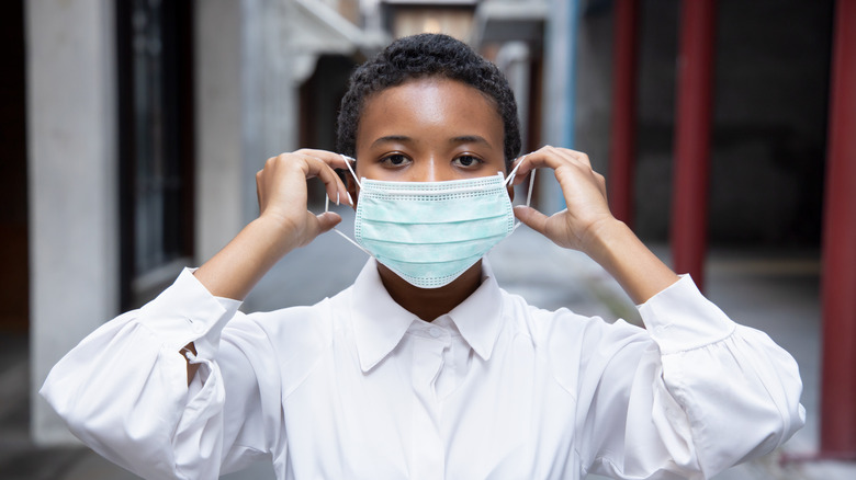 Woman wearing a face mask