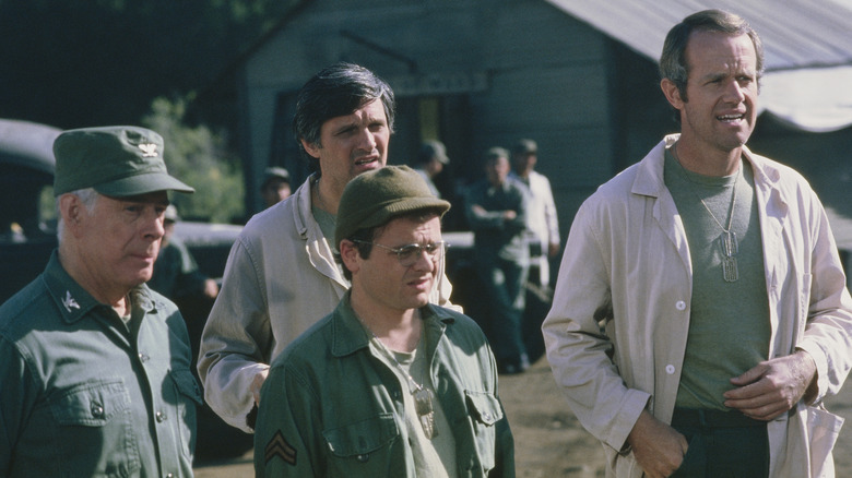Harry Morgan, Gary Burghoff, Alan Alda and Mike Farrell during the filming of television show M*A*S*H, United States, August 1976. They play Colonel Potter, Radar, Hawkee Piece and BJ Hunnicutt.