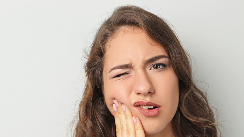 Woman with loose teeth feeling