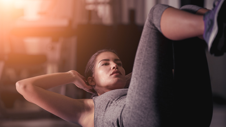 woman doing crunches