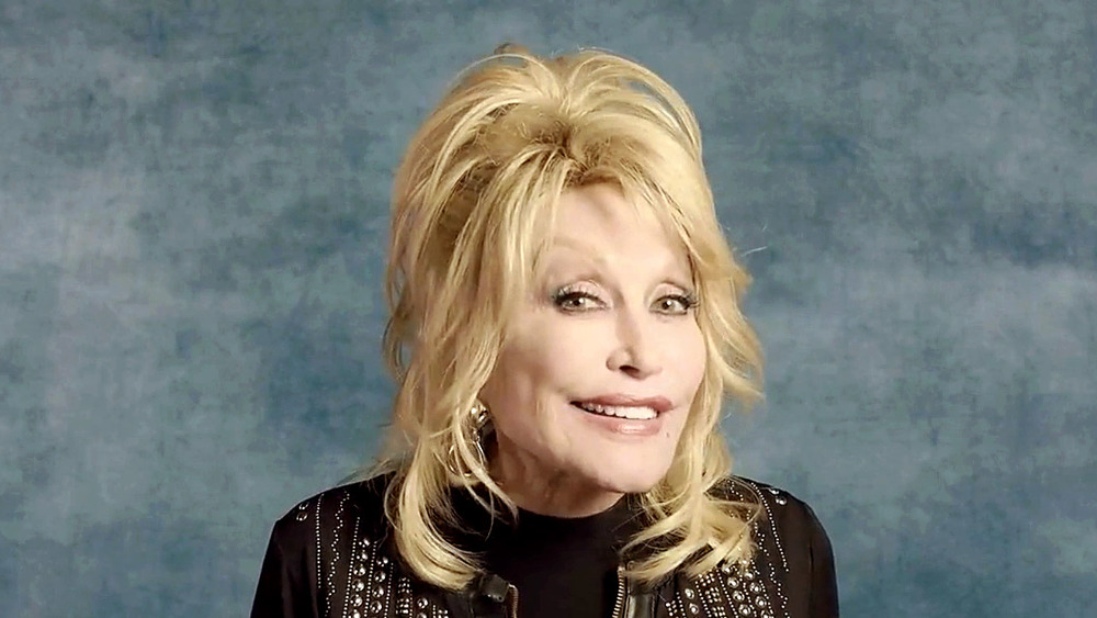 Dolly Parton accepting award