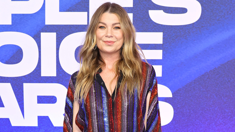 Ellen Pompeo posing at award ceremony