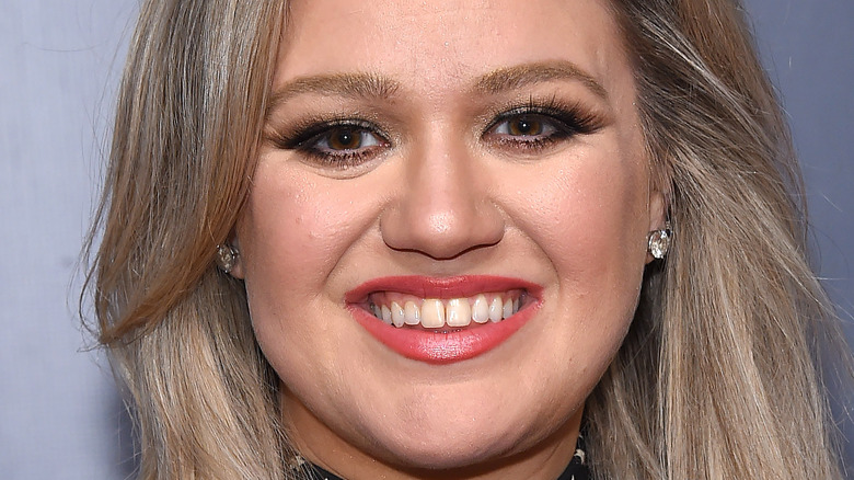 Kelly Clarkson smiling 