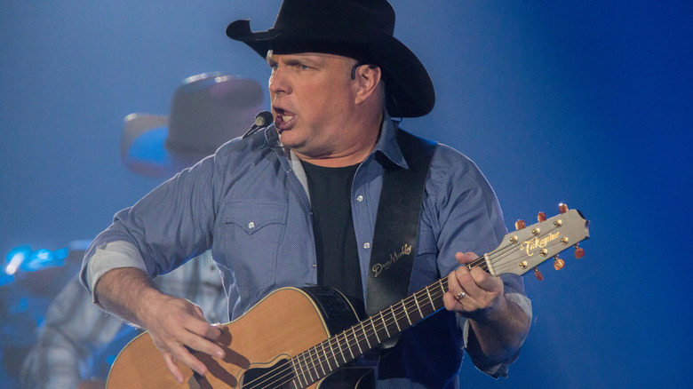 Garth Brooks singing on stage.