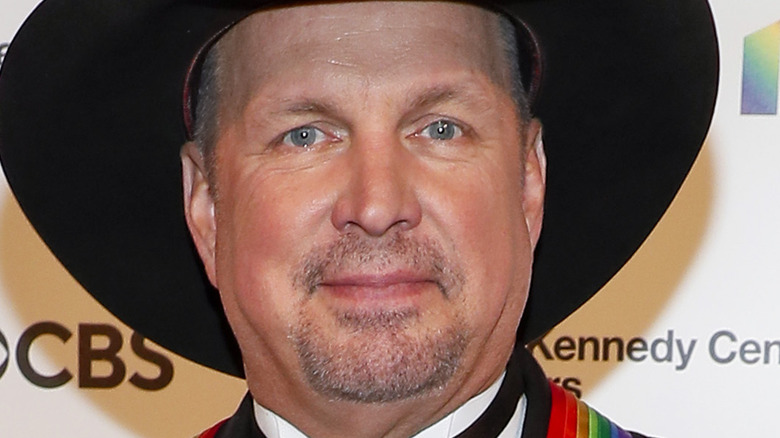 Garth Brooks in black cowboy hat