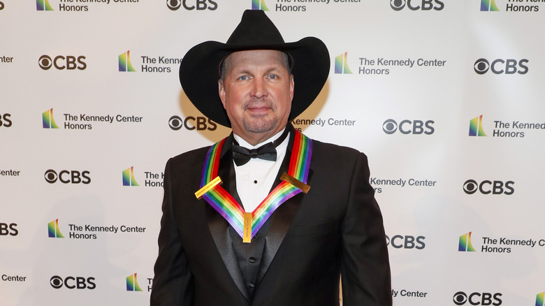 Garth Brooks in black cowboy hat