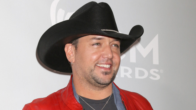 Jason Aldean posing at the ACM Awards