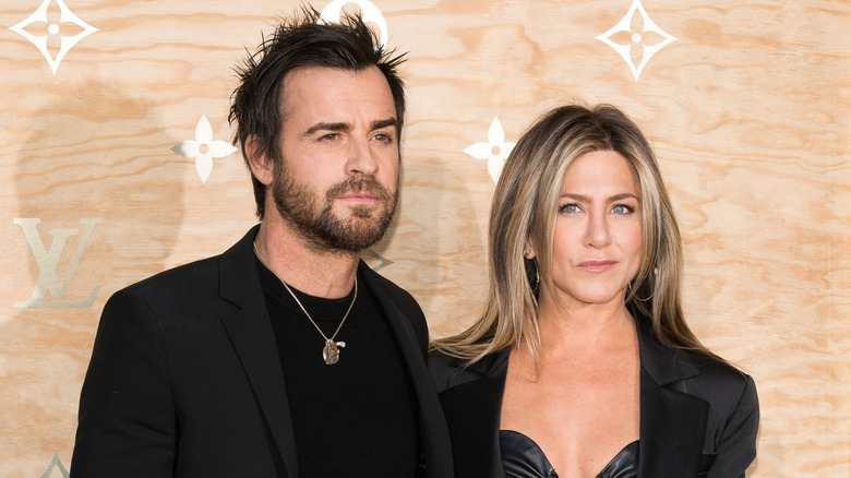 Jennifer Aniston and Justin Theroux posing for photos