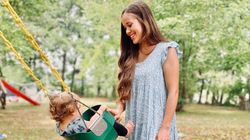 Jessa Duggar pushing her child on a swing