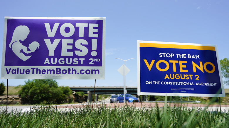 Vote Yes and Vote No signs