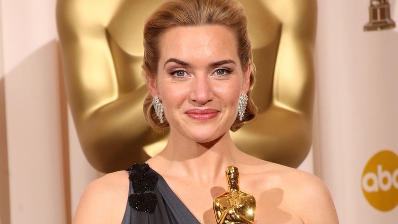 Kate Winslet smiling, holding Oscar