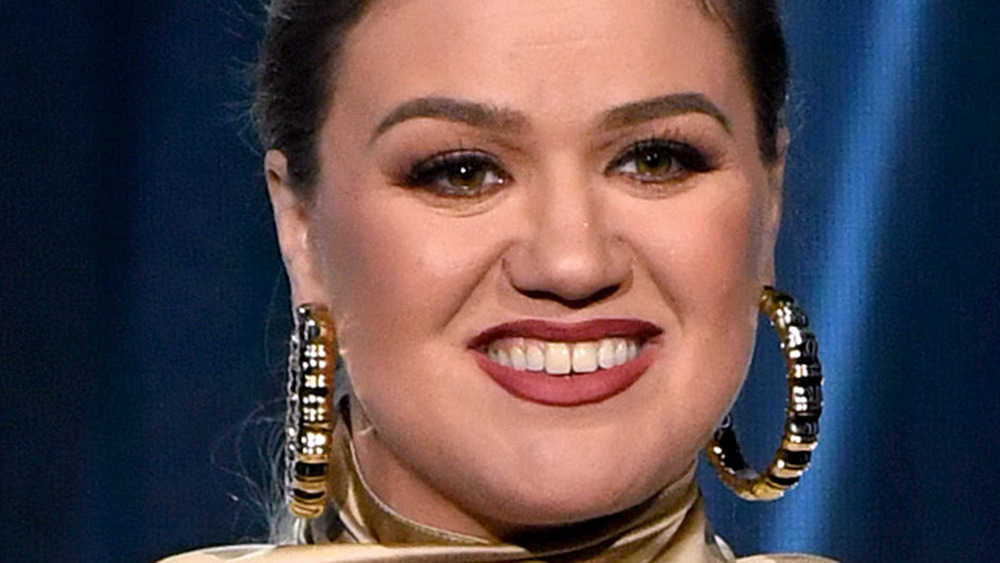 Kelly Clarkson smiling