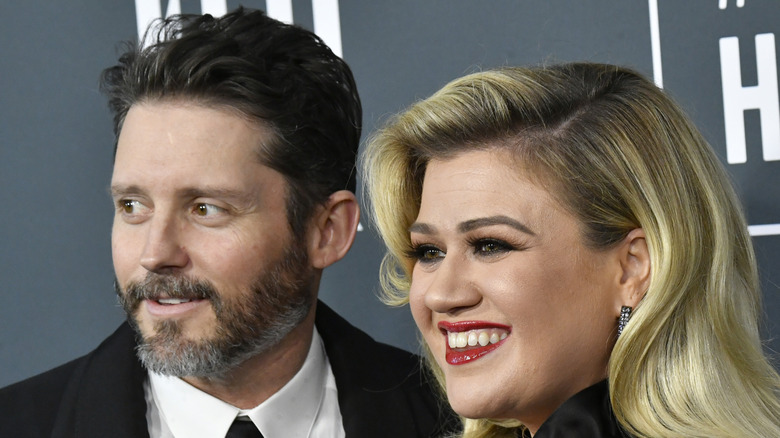 Kelly Clarkson poses on the red carpet with estranged husband Brandon Blackstock