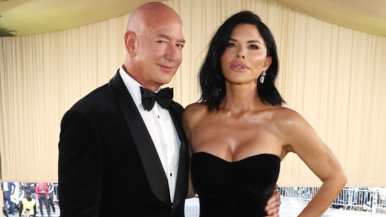 Jeff Bezos posing with his arm around Lauren Sánchez