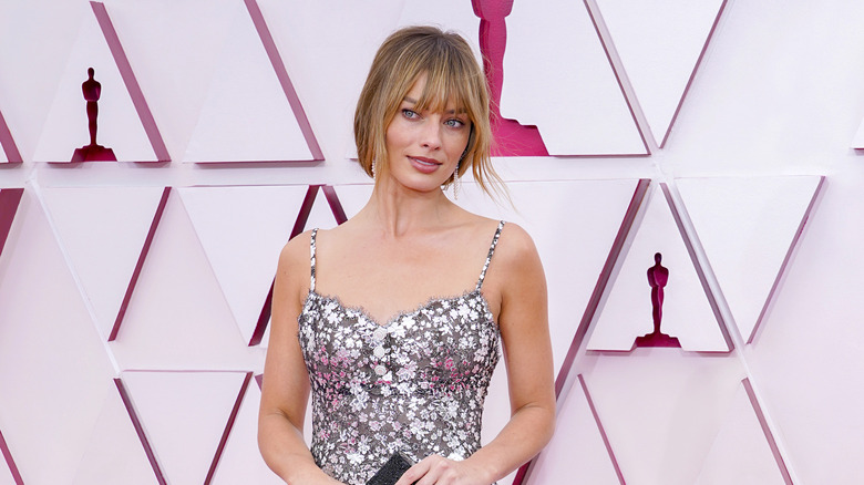 Why Margot Robbies Stunning Oscars Hairstyle Is Causing Such A Stir
