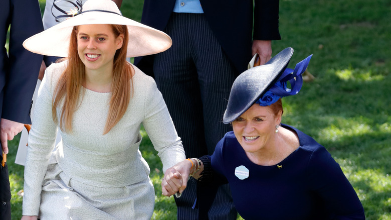 Princess Beatrice, Sarah Ferguson curtsying 