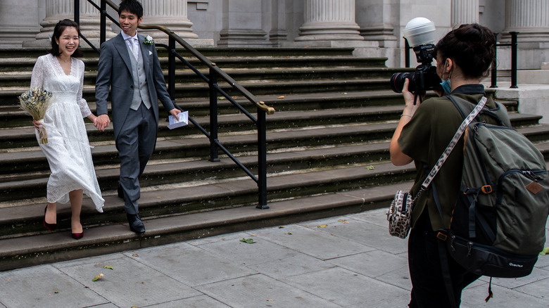 photographer shooting courthouse wedding