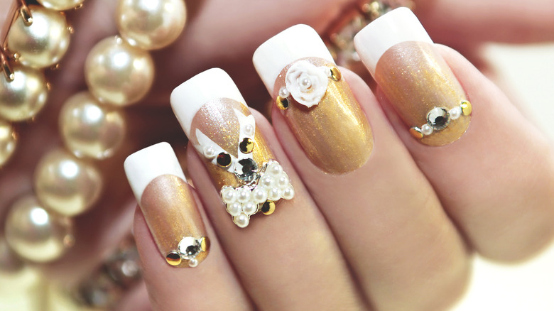 Manicure with pearl details