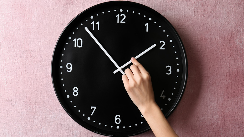 Handing changing time on a clock