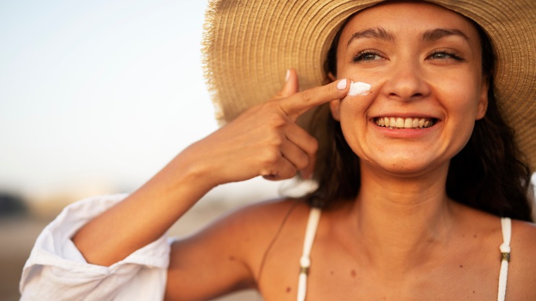 girl putting sunscreen on 