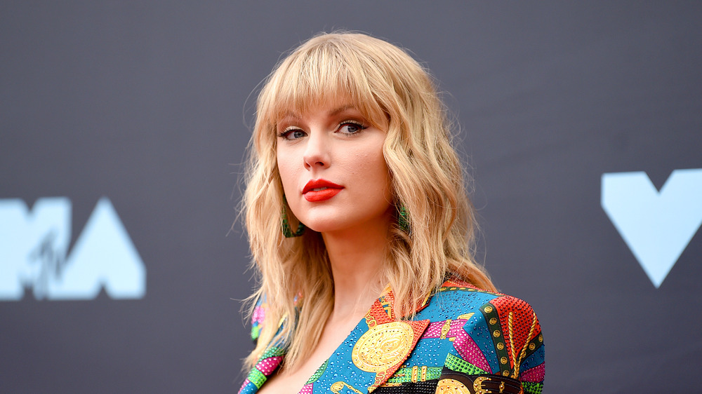 Taylor Swift posing