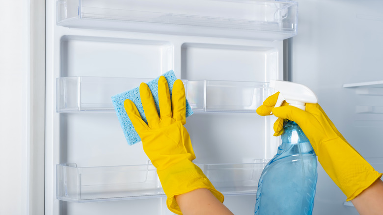 Cleaning fridge with vinegar