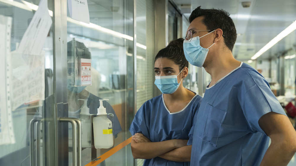 Doctors working on a coronavirus patient