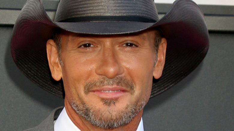 Tim McGraw posing