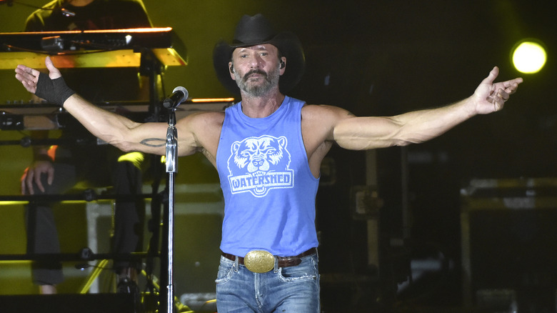 Tim McGraw performing