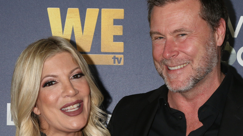 Tori Spelling, Dean McDermott posing