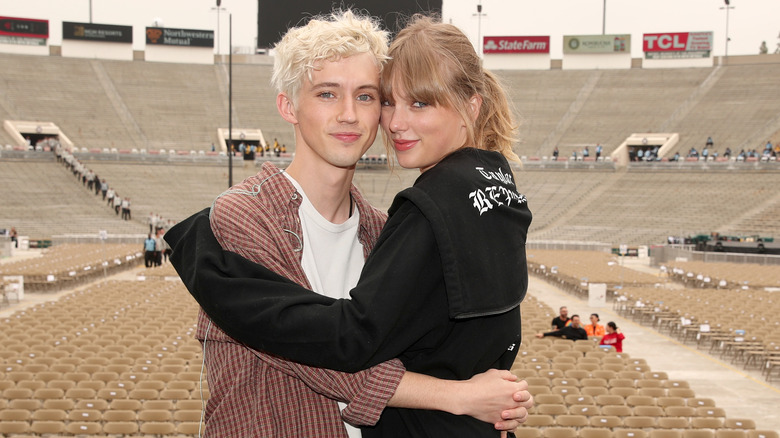 Troye Sivan Taylor Swift hugging