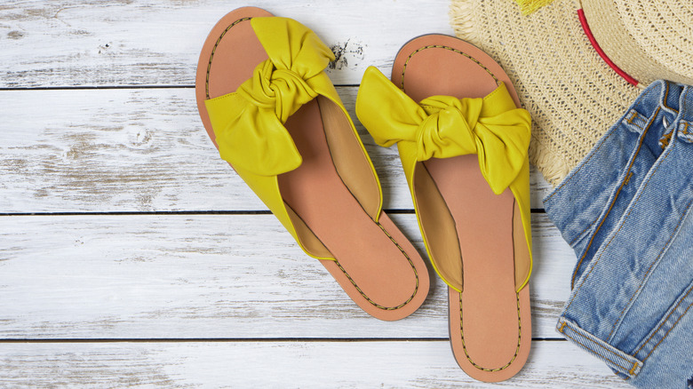 Flip flops with bows