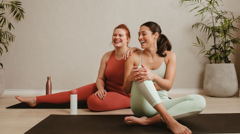 Two friends resting between a workout 