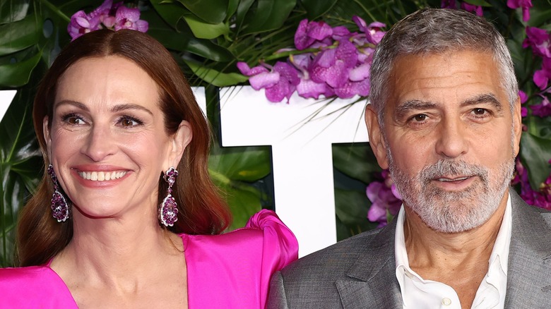 Julia Roberts and George Clooney posing 